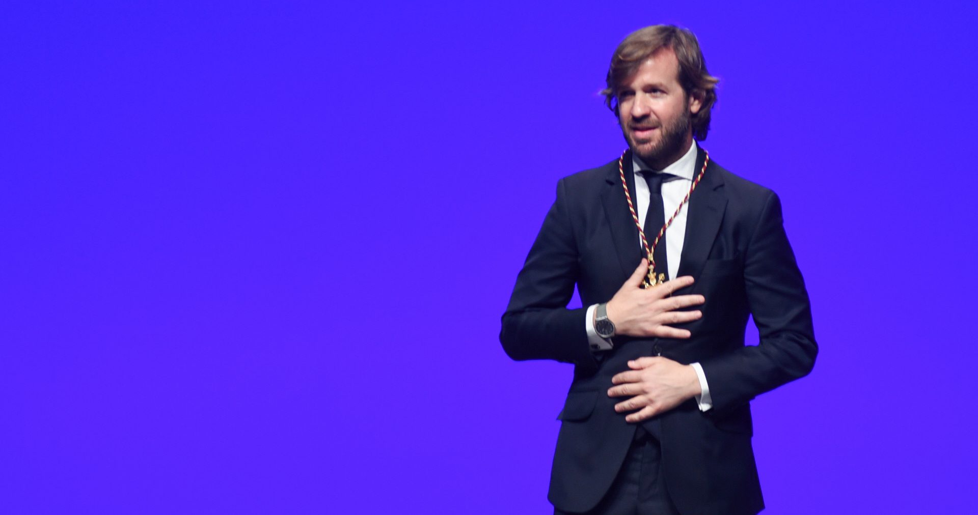 Rosauro Varo recibe la Medalla de Sevilla arropado por Amaia Salamanca y sus pequeños