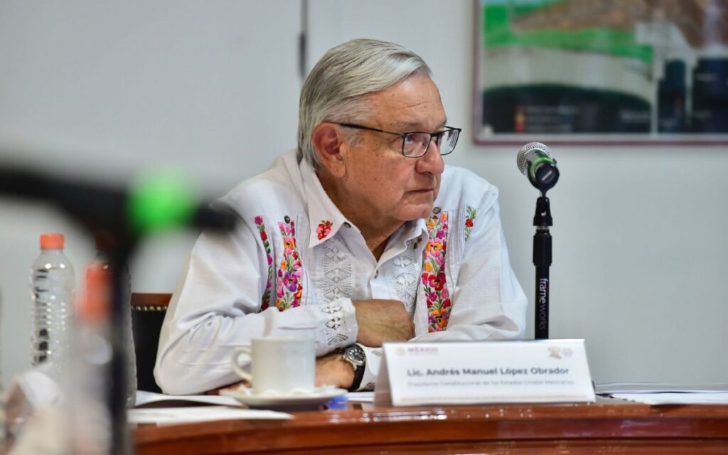 AMLO recibe pensión para adultos mayores: 'de eso voy a vivir'