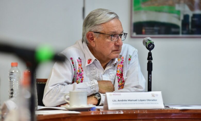 AMLO recibe pensión para adultos mayores: 'de eso voy a vivir'