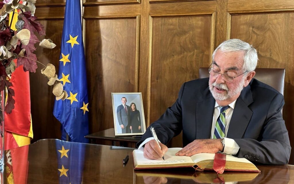 AMLO se burla de medalla a rector de la UNAM en España