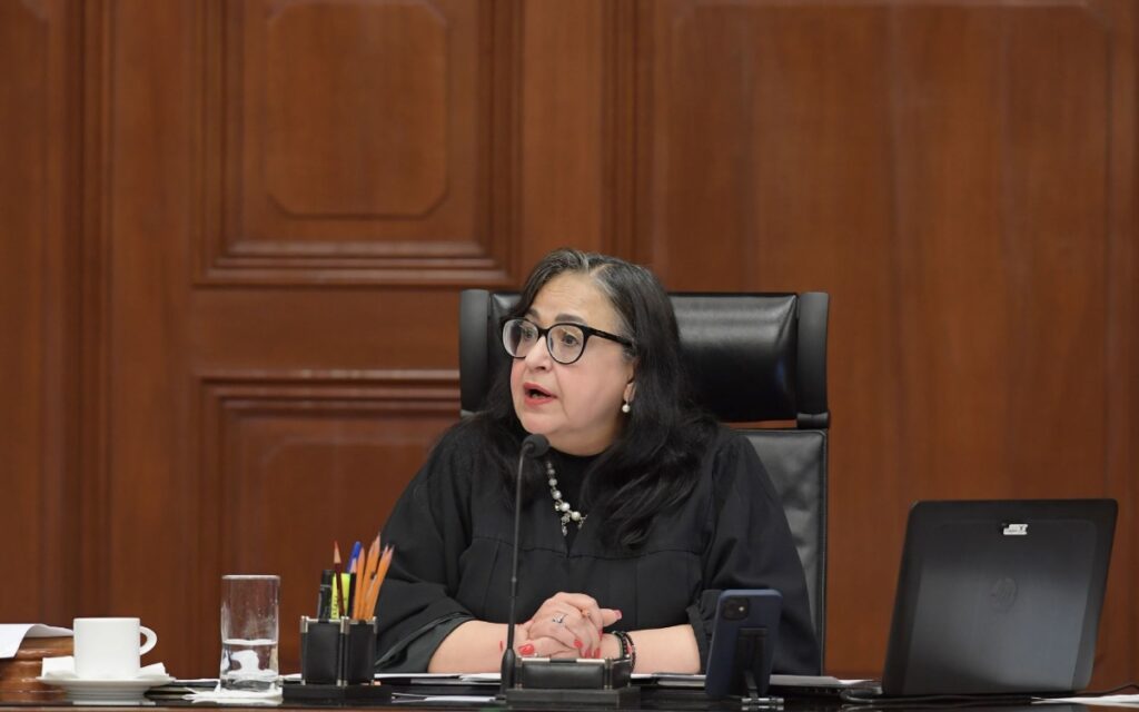 AMLO se mofa de premio a presidenta de SCJN: 'Se consiguen en Santo Domingo'