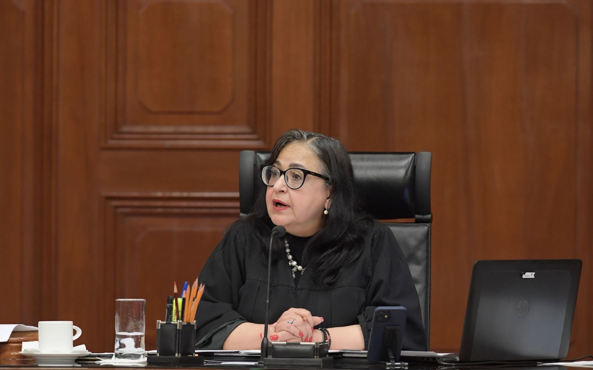 AMLO se mofa de premio a presidenta de SCJN: ‘Se consiguen en Santo Domingo’