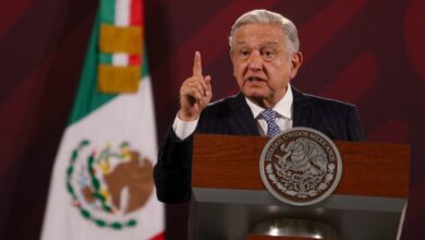 AMLO vuelve a mostrar lista de precandidatos de la oposición
