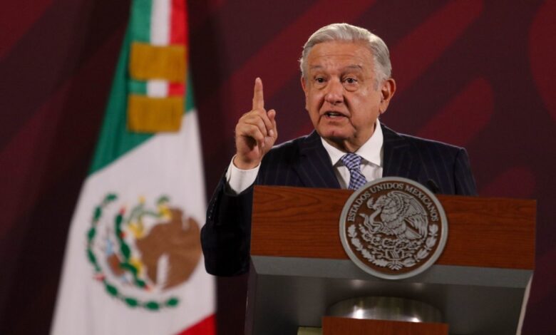 AMLO vuelve a mostrar lista de precandidatos de la oposición