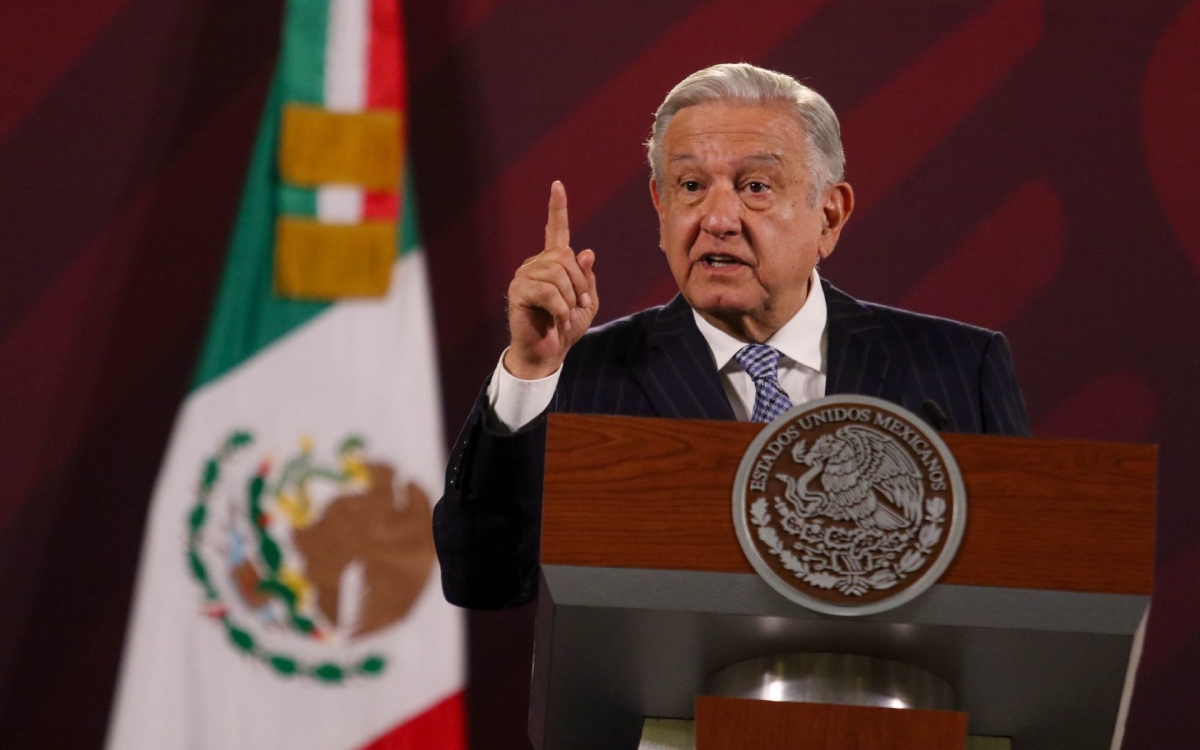 AMLO vuelve a mostrar lista de precandidatos de la oposición