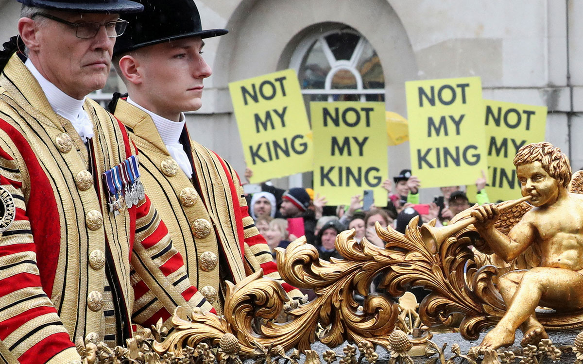 Abuchean a Carlos III antes de su coronación | Video