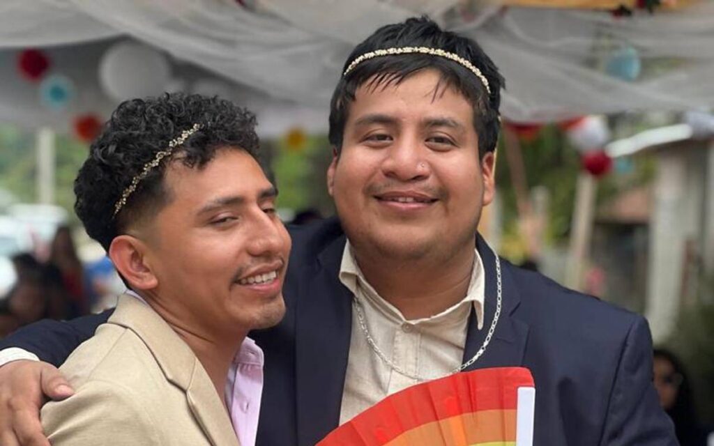 Adrián y LuisFer celebraron la primera boda gay mixe en Oaxaca