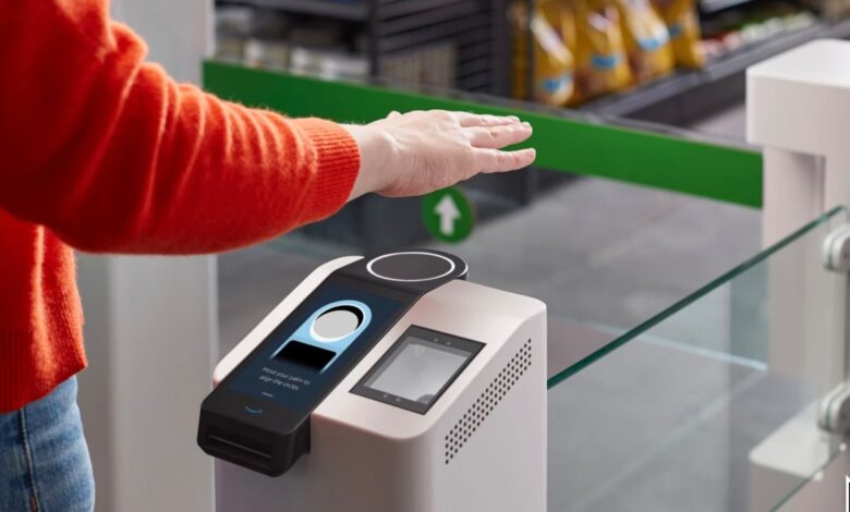 Amazon One permite comprar alcohol con un escaneo