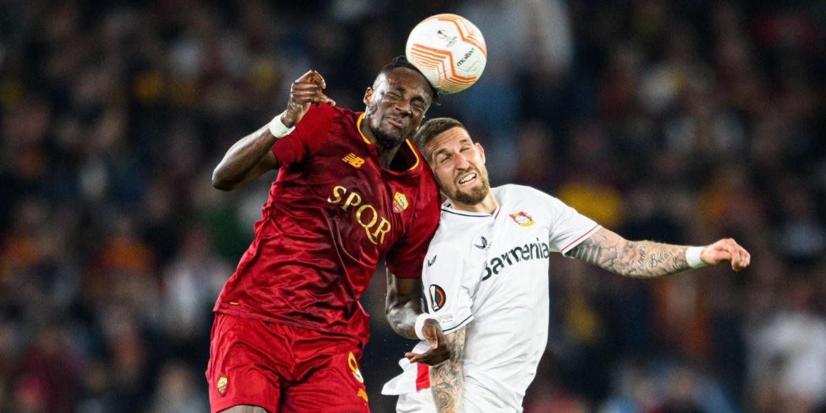 Andrich, en muletas, bromea sobre su lesión