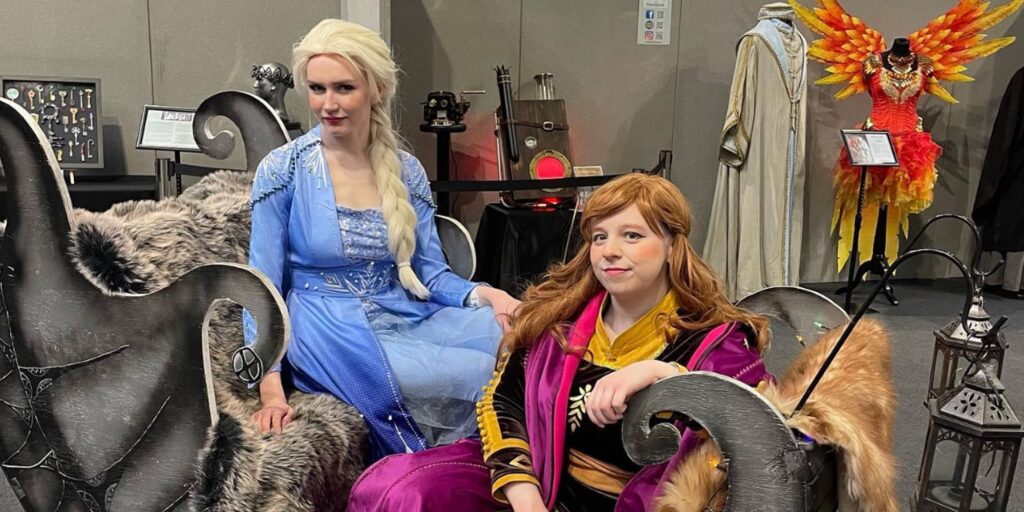Anna and Elsa cosplay from Frozen