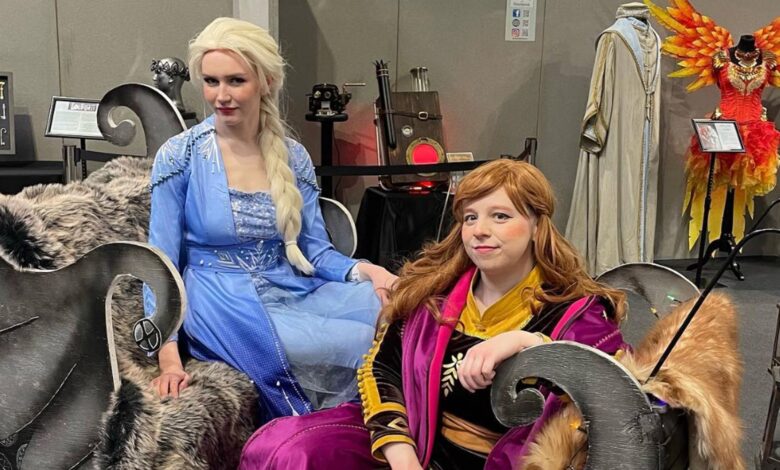 Anna and Elsa cosplay from Frozen