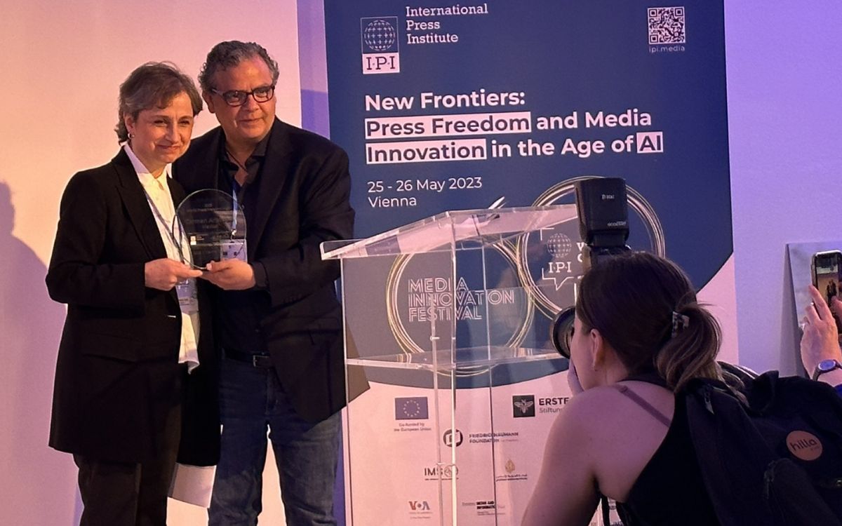 Aristegui recuerda a Assange y más perseguidos al recibir premio Héroe Mundial de la Libertad de Prensa 2023