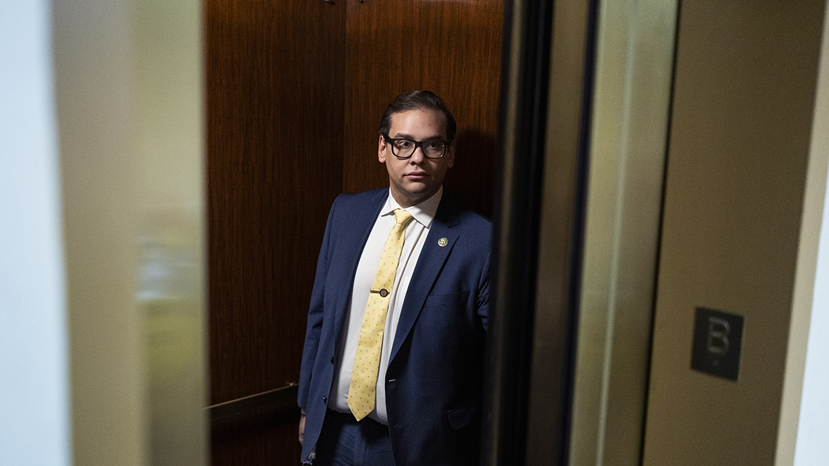 Arrestan a George Santos por 13 cargos federales, incluido fraude y lavado de dinero