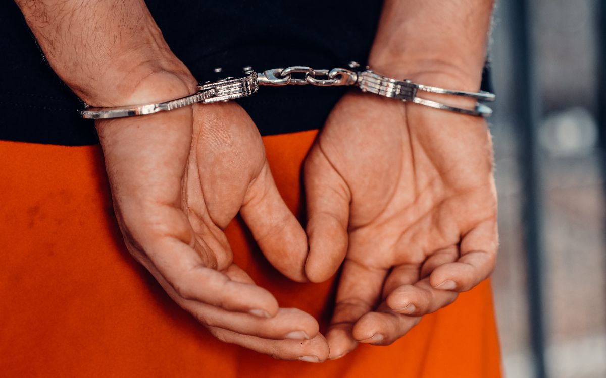 Arrestan a dos alumnos por amenazar en Snapchat con tiroteo: EU