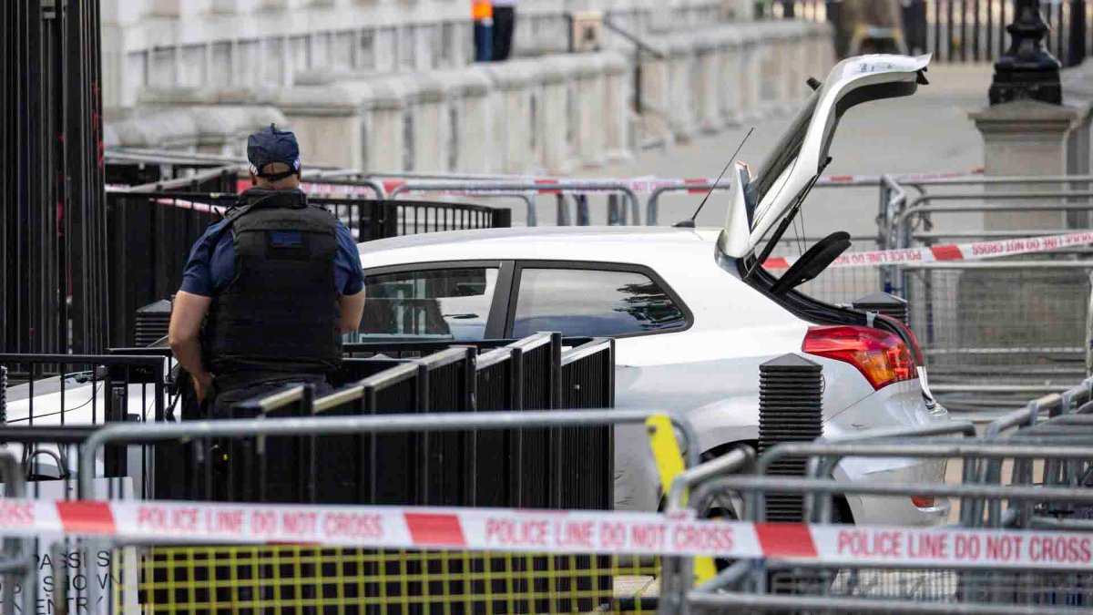 Arrestan a sospechoso de chocar auto donde reside el primer ministro del Reino Unido