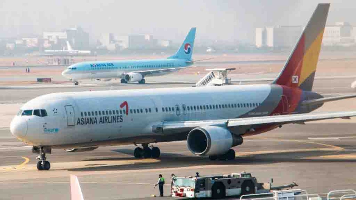 Arrestan formalmente al hombre que abrió la puerta de un avión en Corea del Sur