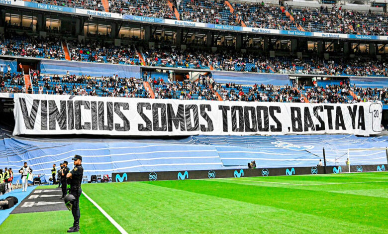Arropan jugadores y aficionados en el Estadio Santiago Bernabéu a Vinícius Júnior | Video
