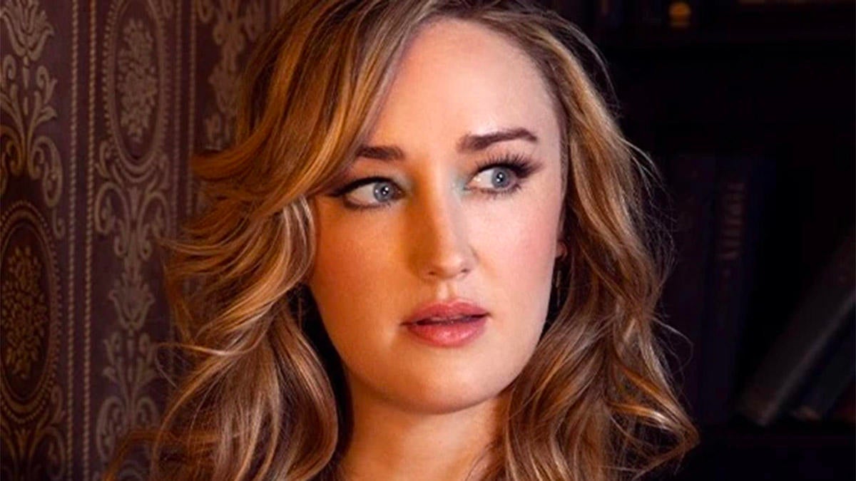Ashley Johnson de Critical Role presenta una orden de restricción de violencia doméstica contra su exnovio Brian W. Foster