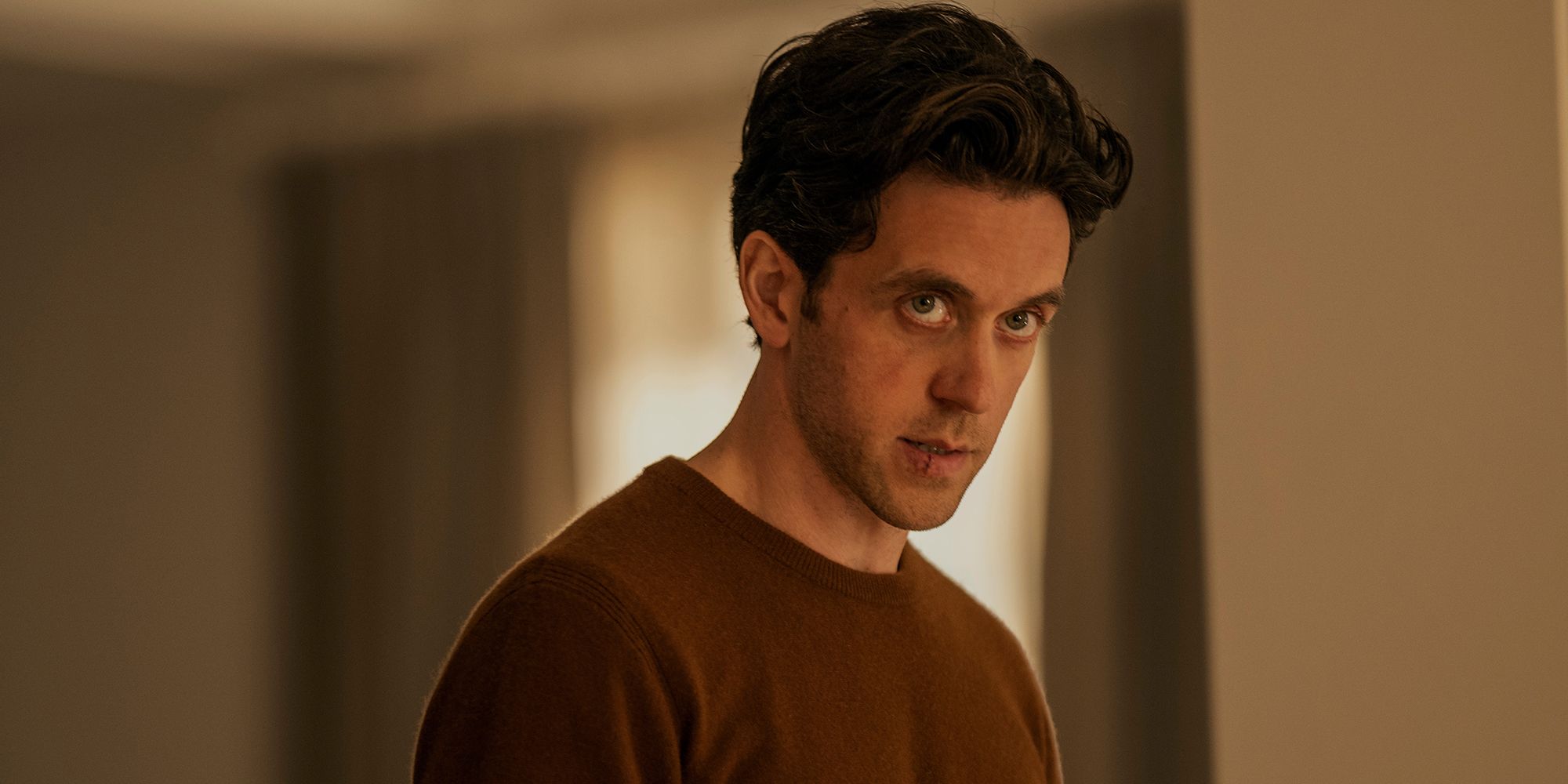 Ashley Zukerman de Succession es interrogada por policías en City On Fire Clip