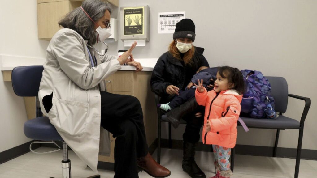 Aumento de migrantes que piden asistencia federal ponen en jaque a ciudades que los albergan en EEUU