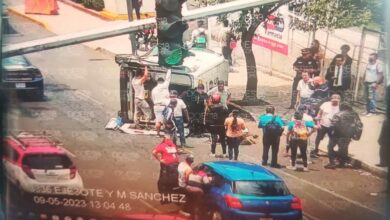 Auto embiste a ambulancia con paciente y la vuelca | Video