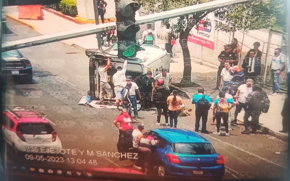 Auto embiste a ambulancia con paciente y la vuelca | Video