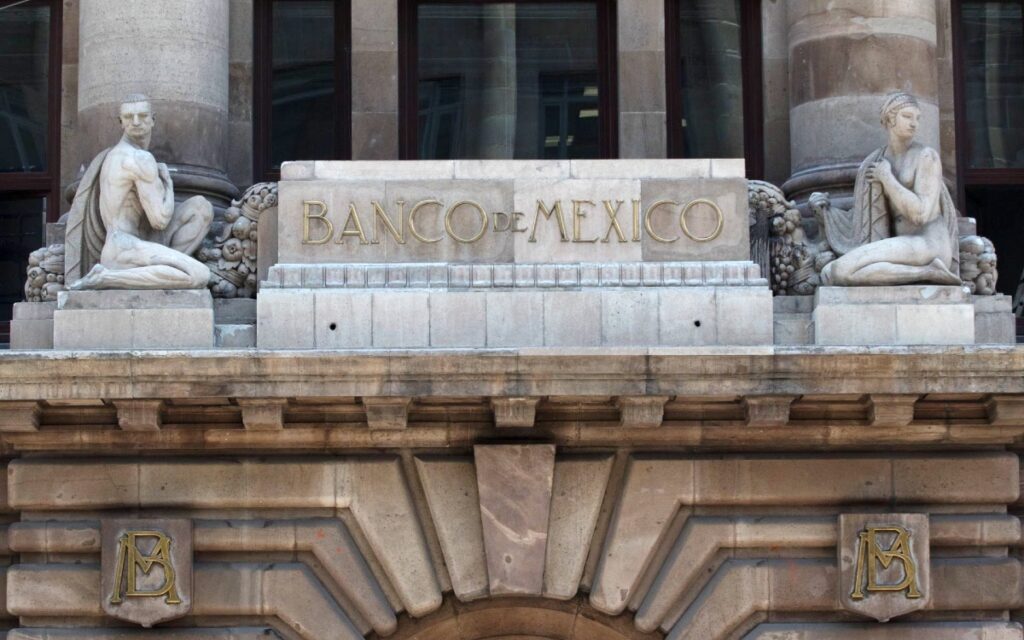 Banxico mantiene tasa en 11.25 % y rompe racha de subidas