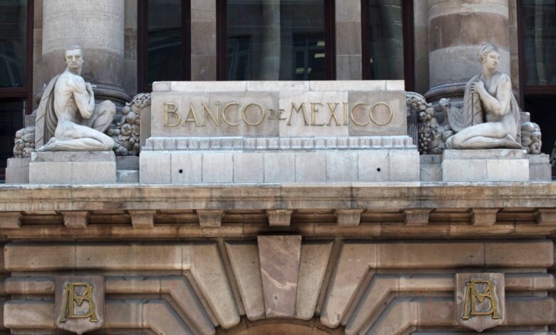 Banxico mantiene tasa en 11.25 % y rompe racha de subidas