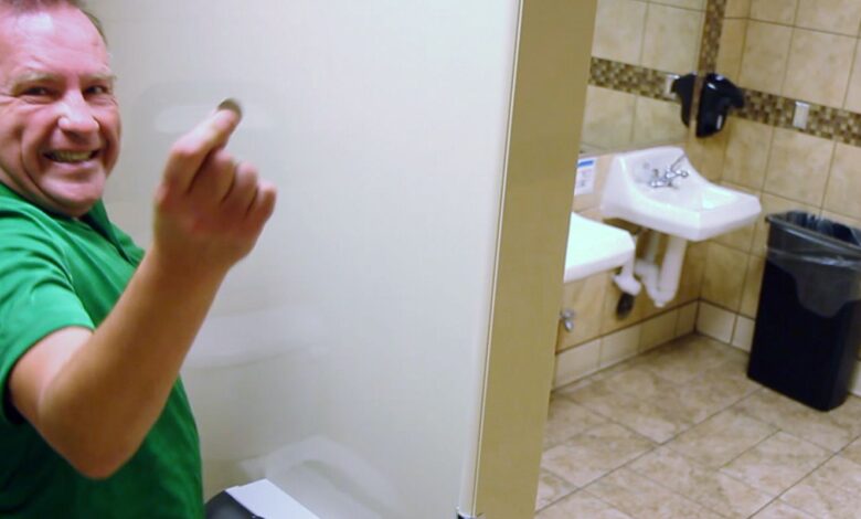 Extreme Cheapskates, Mark looking for change in the bathroom.