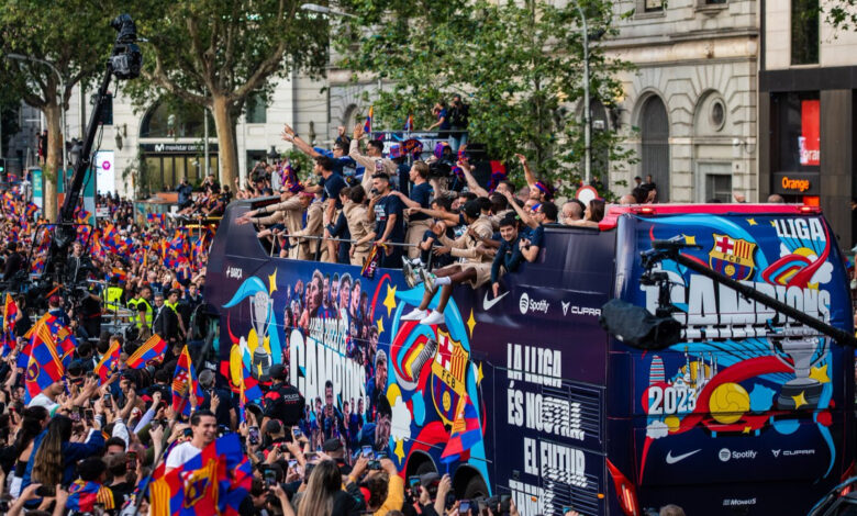 Barcelona celebra a sus campeones y campeonas | Fotogalería y video