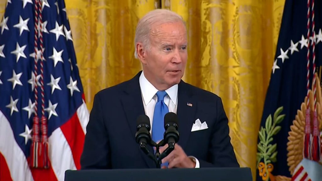 Biden conmemora el Día de los Caídos elogiando su lucha por EEUU