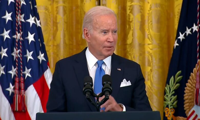 Biden conmemora el Día de los Caídos elogiando su lucha por EEUU