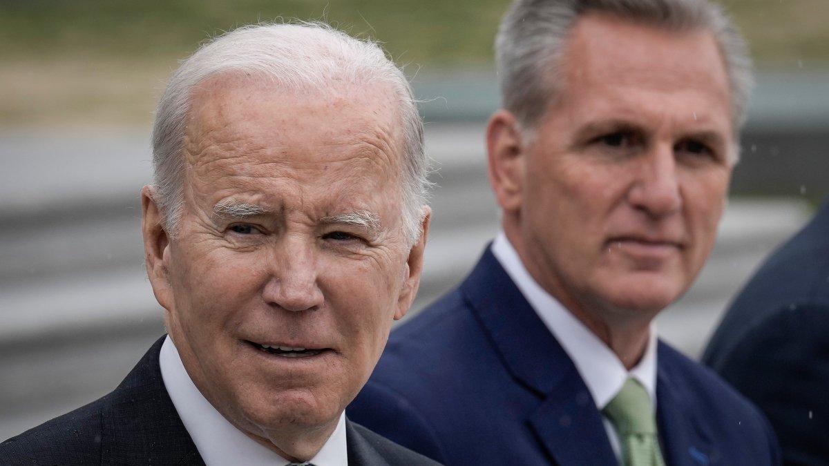 Biden y McCarthy se reúnen este lunes