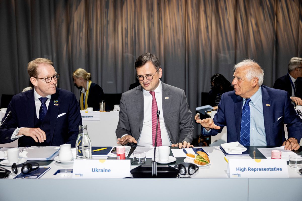 Borrell urge a los Veintisiete a enviar a Ucrania artillería de largo alcance