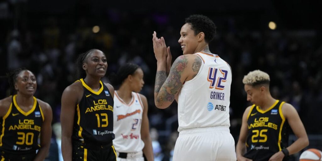 Brittney Griner regresa 579 días después con un gran tributo y 18 puntos en L.A.