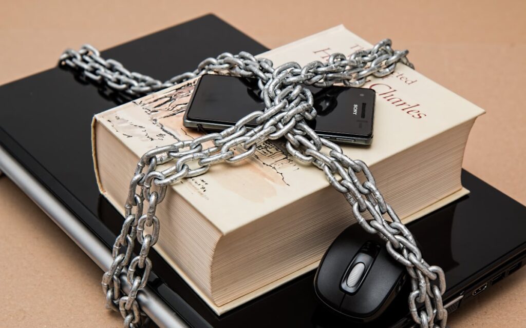 Bruselas confía en que la UE y EU puedan transferir datos personales antes del verano