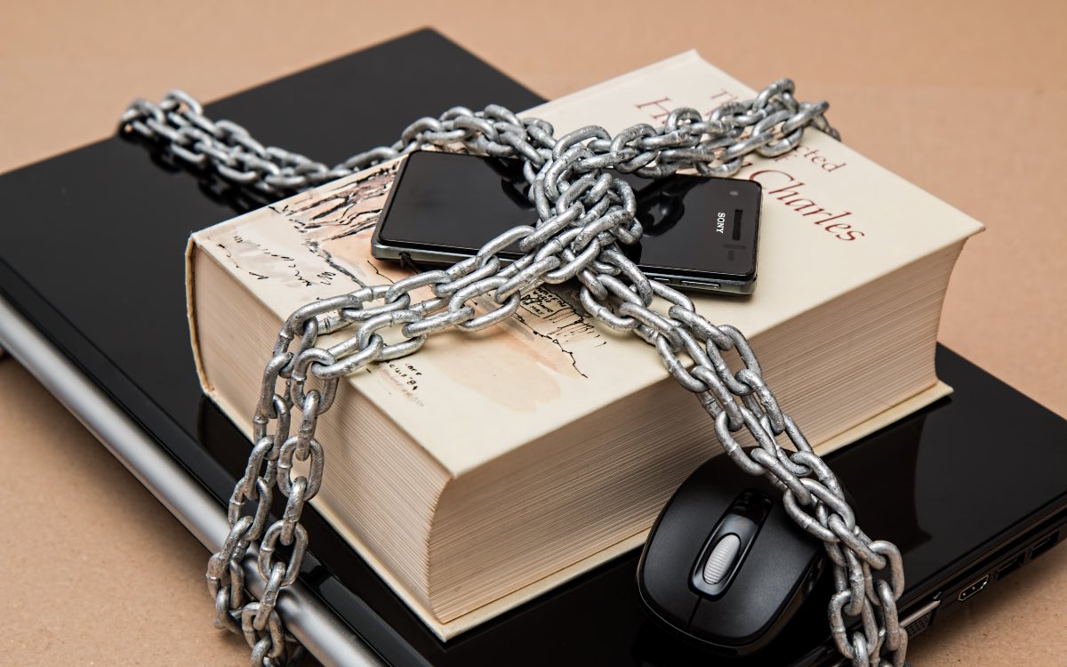 Bruselas confía en que la UE y EU puedan transferir datos personales antes del verano