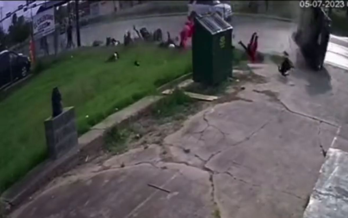 Camioneta arrolla a migrantes frente a refugio en Texas | Video