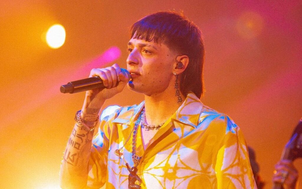 Captan a niños cantando corridos tumbados; piden a docentes ponerles ‘música positiva’