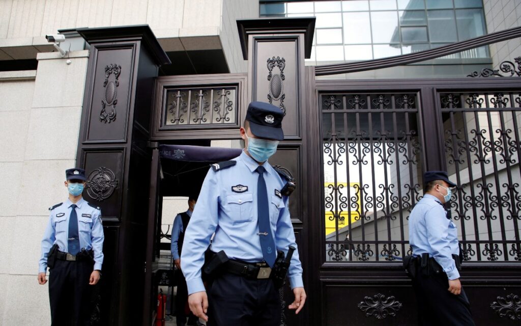 China condena a estadounidense a cadena perpetua; lo acusa de espionaje