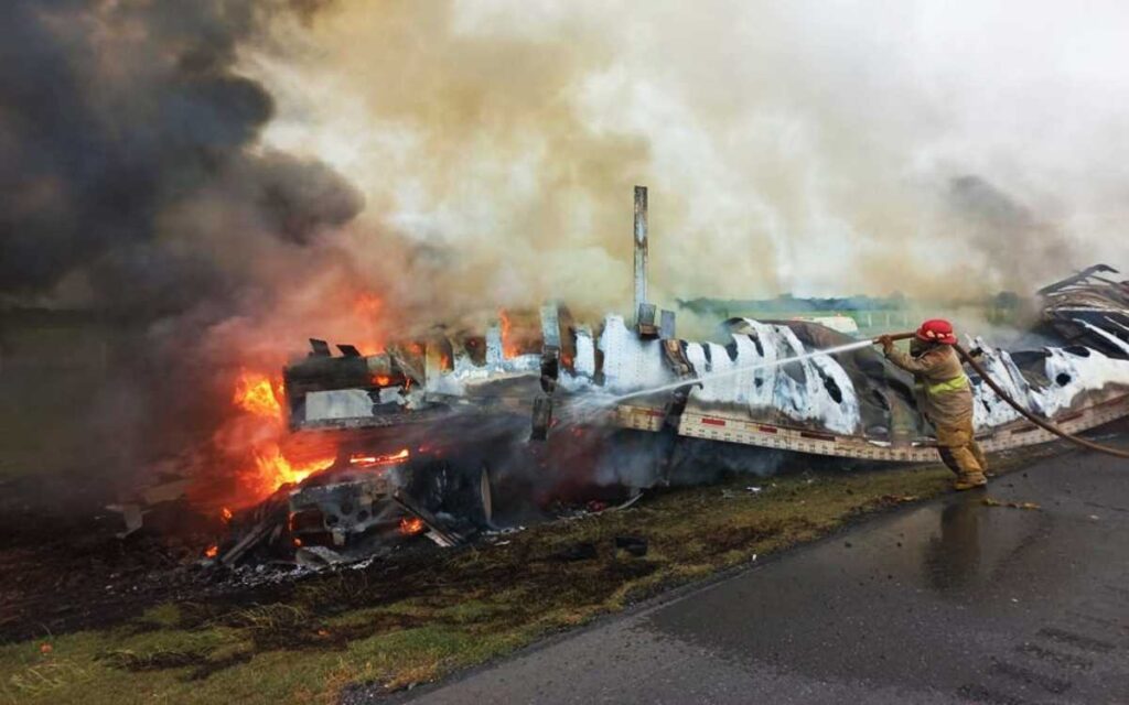 Chocan tráiler y Van en Tamaulipas: 13 muertos