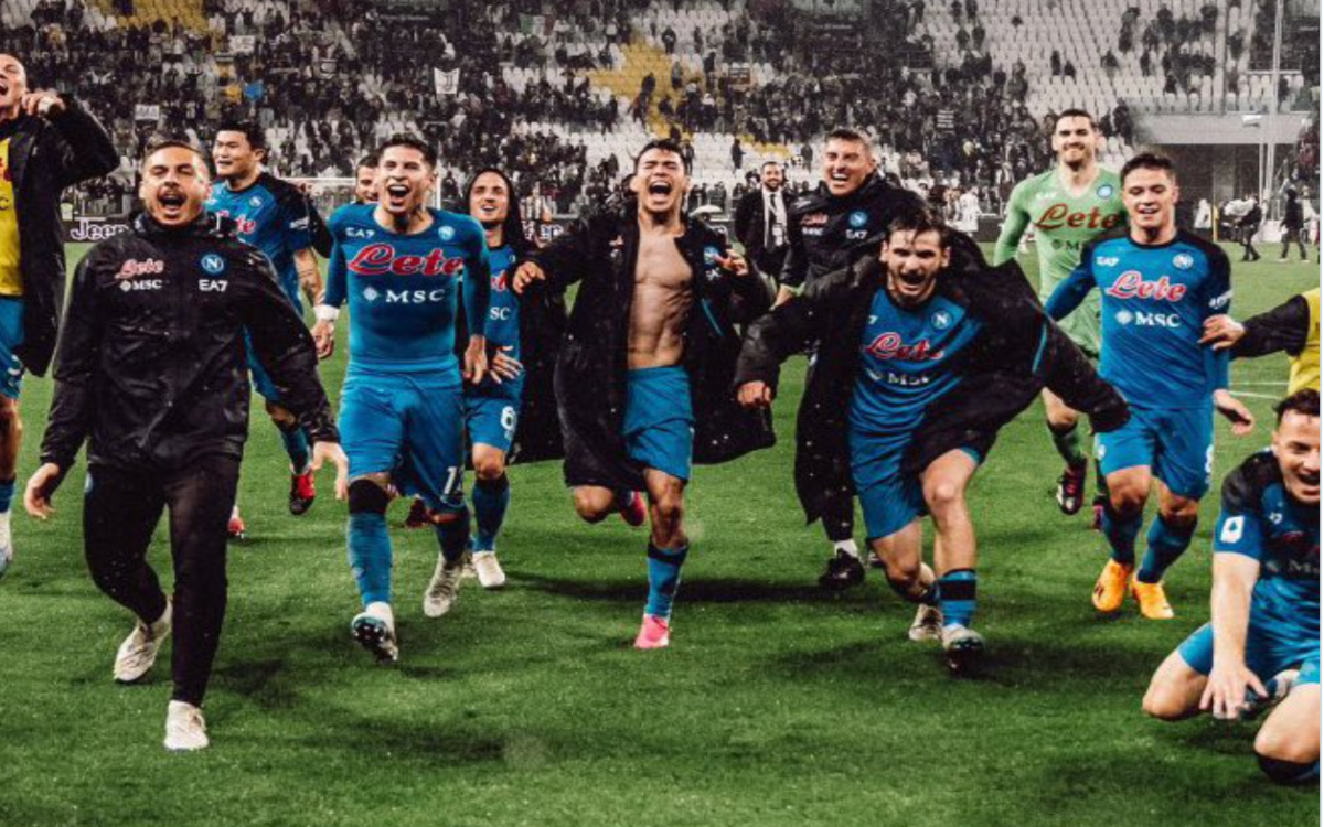 ‘Chucky’ Lozano, primer mexicano en levantar el Scudetto en Italia | Video