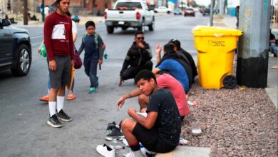 Cientos de migrantes esperan agolpados en frontera México-EU