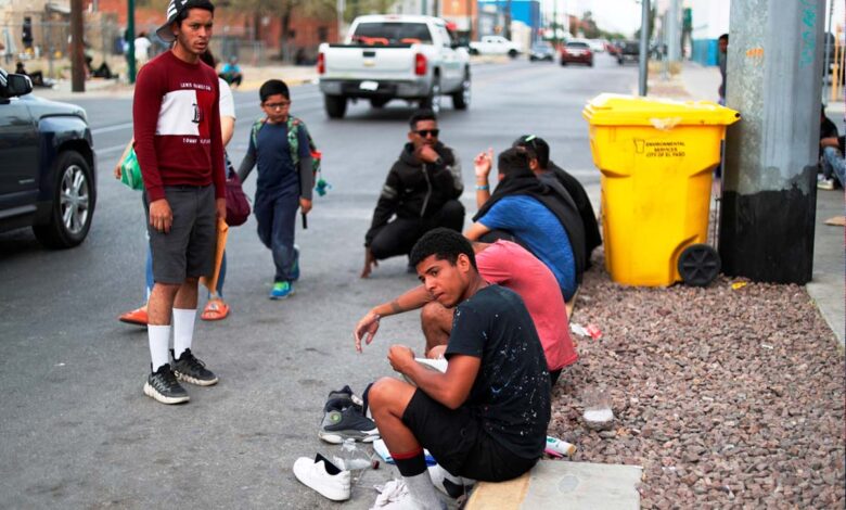 Cientos de migrantes esperan agolpados en frontera México-EU