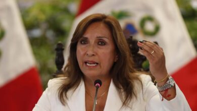 Citan a presidenta de Perú para declarar por las muertes en las protestas masivas