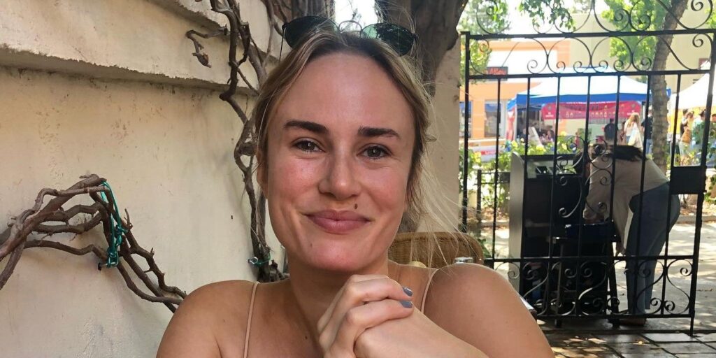 vanessa papa the ulitimatum smiling at restaurant table