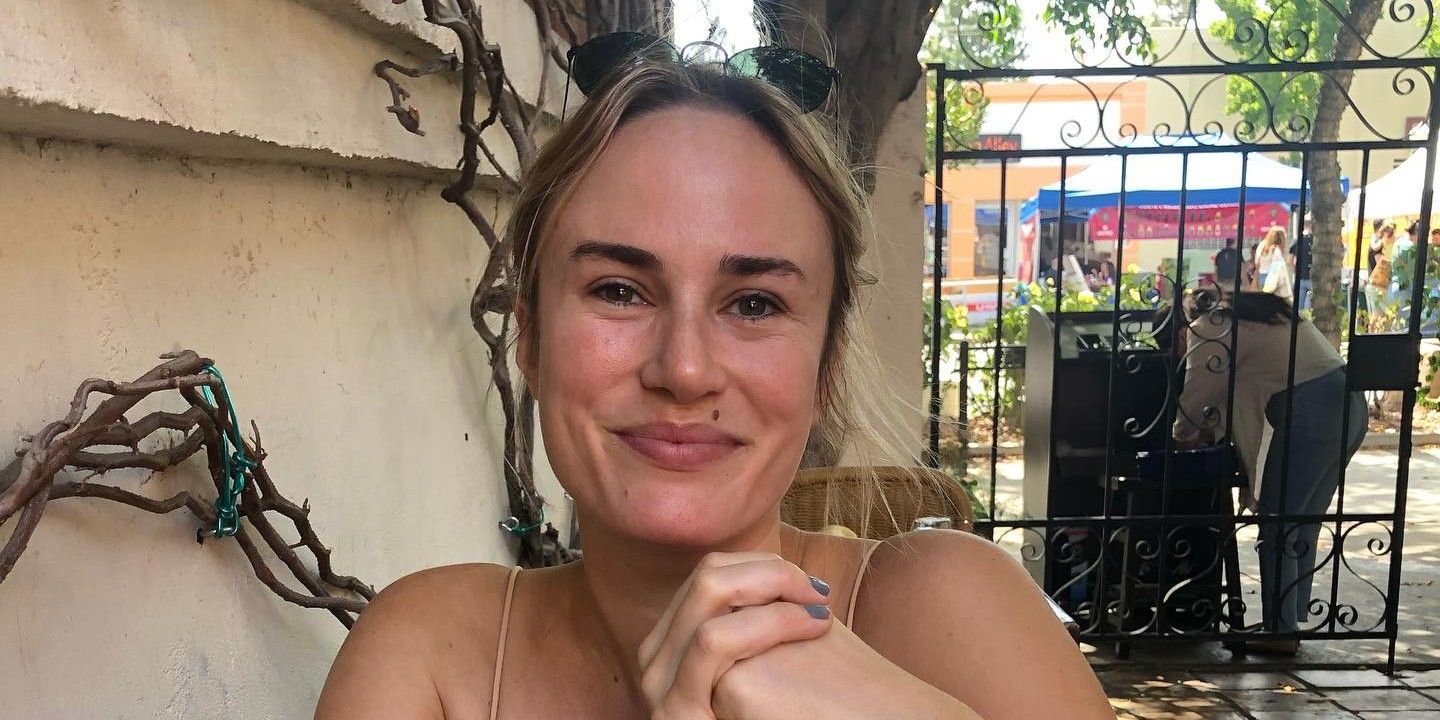 vanessa papa the ulitimatum smiling at restaurant table