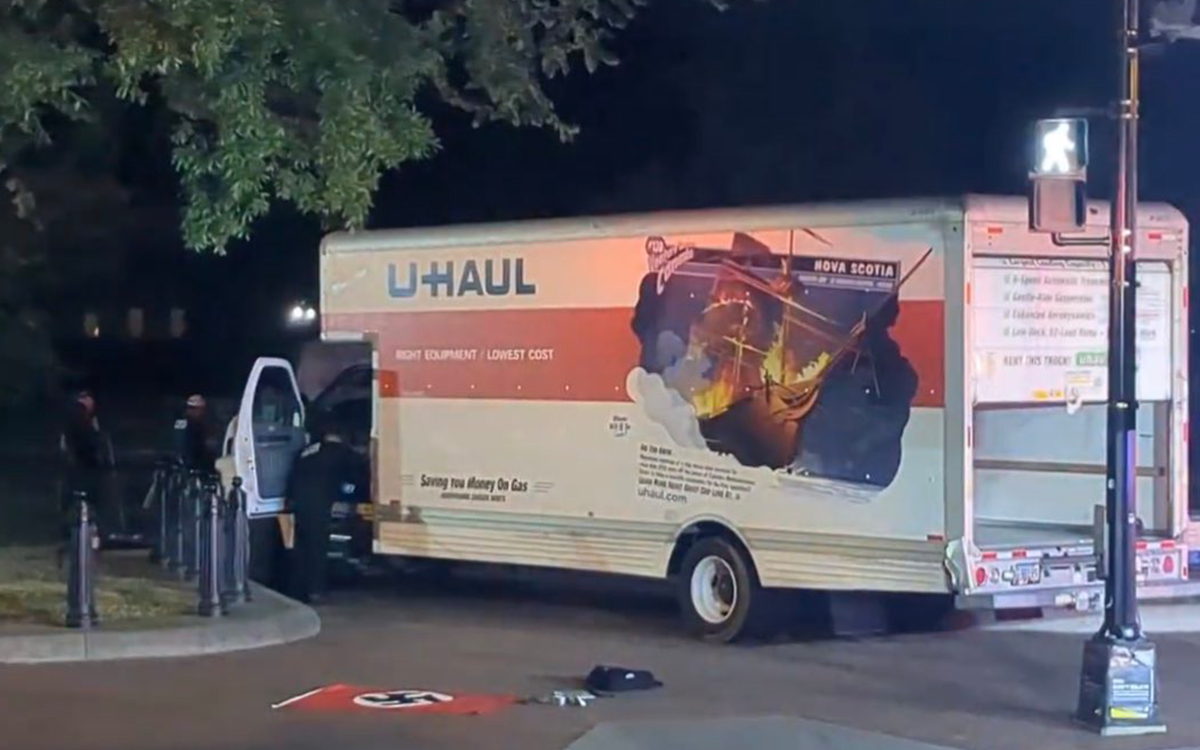 Conductor que se estrelló cerca de la Casa Blanca llevaba una bandera nazi