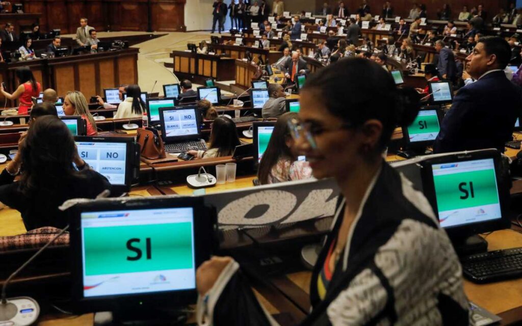 Congreso de Ecuador aprueba juicio político al presidente Lasso