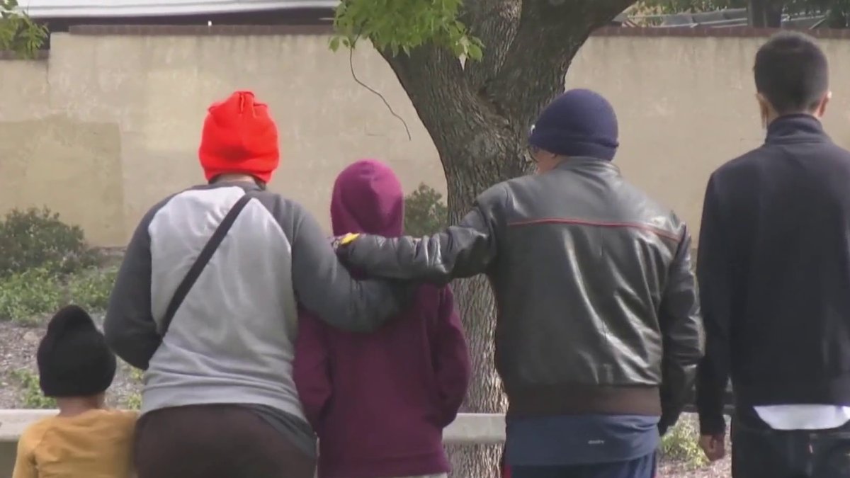 Cruzaron la frontera antes del fin del Título 42 pero ahora viven en un parque en Chino Hills